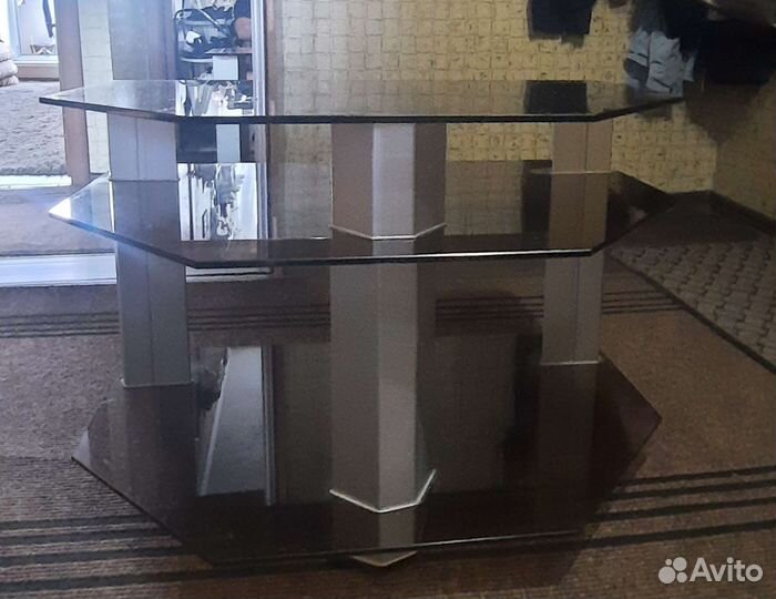 Тумбочка под телевизор стеклянная