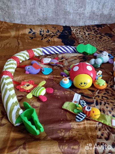 Развивающие игрушки для малышей пакетом