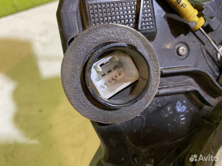 Замок двери передней левой Toyota Corolla E150