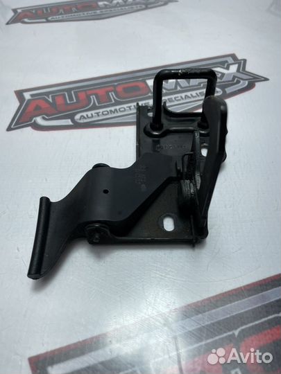 Замок капота Skoda Yeti 2012