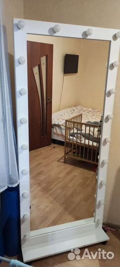 Гримерное зеркало с лампочками