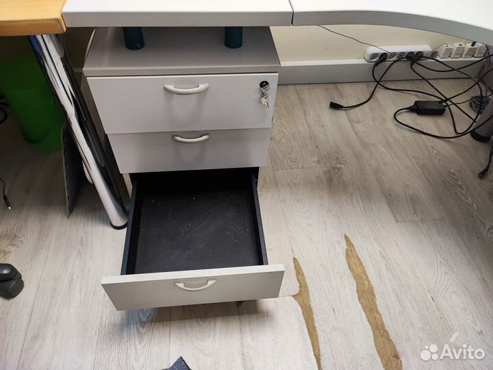 Стол офисный эргономический 160 х 160 с тумбой