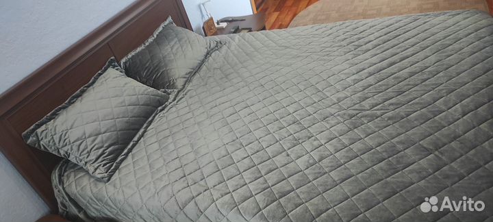 Кровать двухспальная с матрасом 160 200