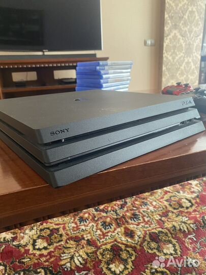 Sony PS4 pro 1tb + 4 геймпада + диски