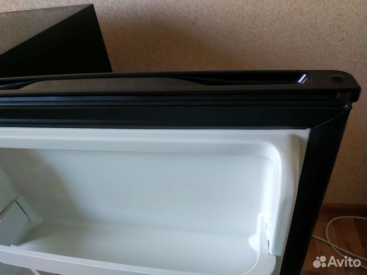 Мини-холодильник shivaki shrf-104CHT