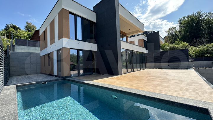 Дом 296 м² на участке 5,2 сот.