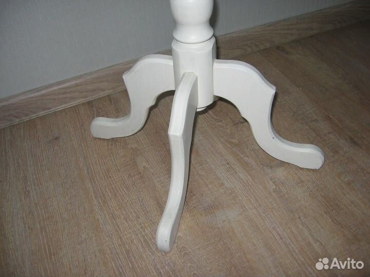 Маленький круглый стол из массива дерева СССР