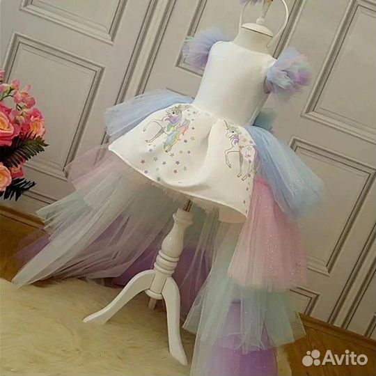 Платье со шлейфом (шлейф отстегивается)