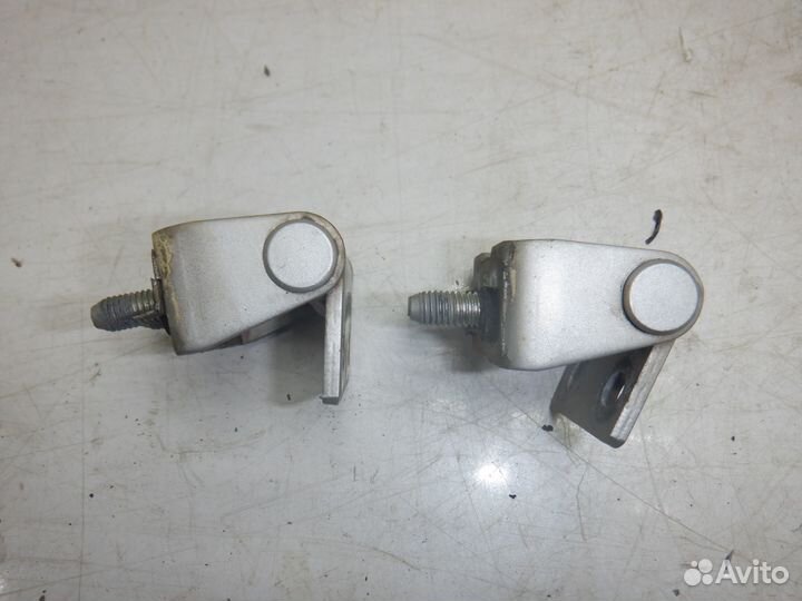 Петля двери Pajero Sport Montero K9