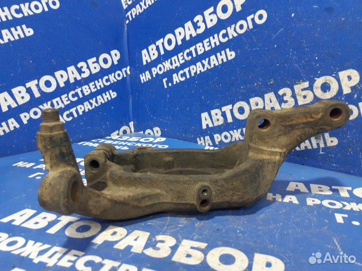 Передний правый поворотный кулак Nissan Teana J31