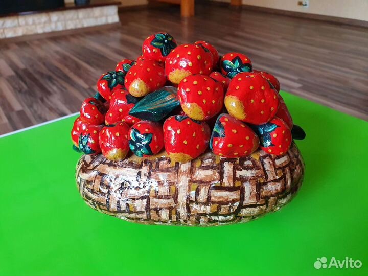 Корзинка с клубникой (камень)