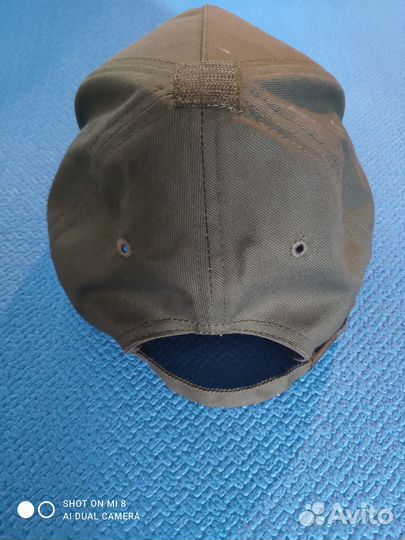 Бейсболка с дубовыми листьями на козырьке