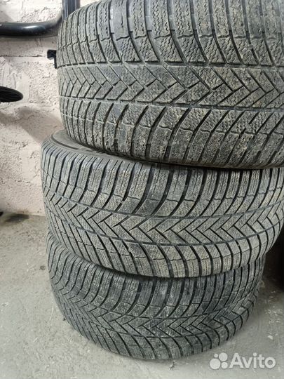 Bridgestone Blizzak LM-005 285/45 R20
