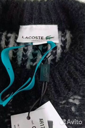 На руках свитеры lacoste черные с крокодилом
