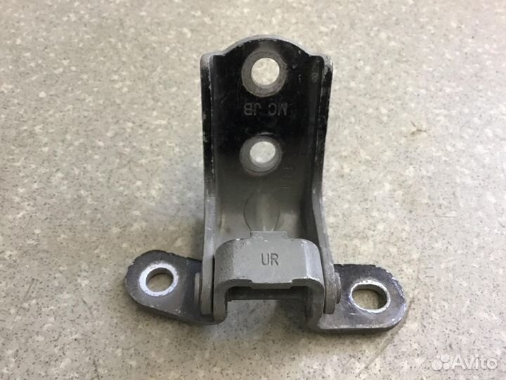 Петля двери передней правой верхняя Hyundai Solari