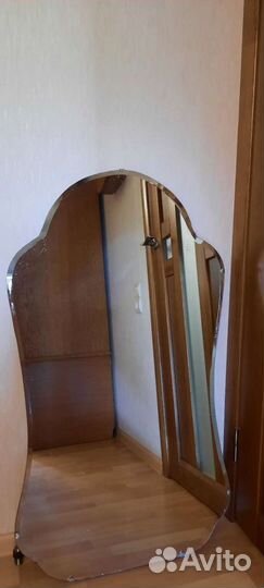 Зеркало настенное на деревянном массиве