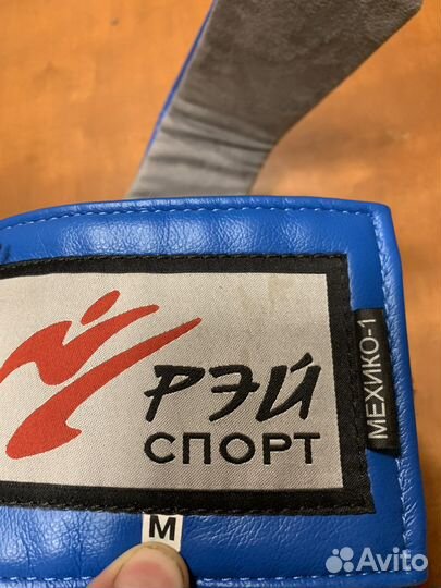 Шлем с перчатками и накладки на ногу