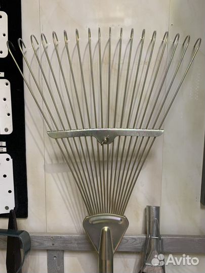 Грабли и другой садовый инвентарь