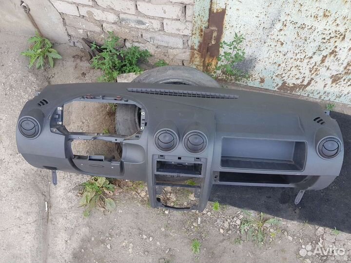 Торпедо Renault Logan