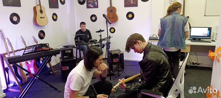 Обучение в музыкальной группе — в студии 