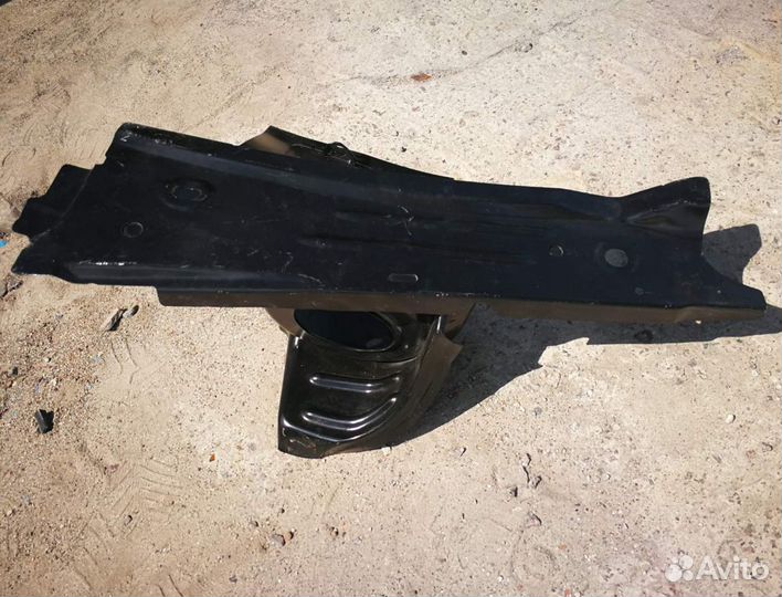 Стакан / передняя четверть VW Polo sedan