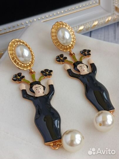 Изумительные серьги Фрида в черном платье