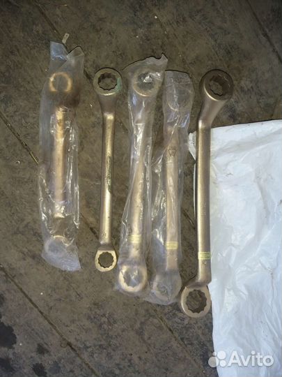 Ключ бронза