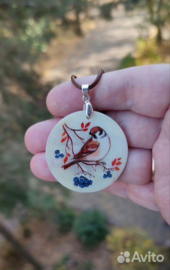 Кулон из перламутра с художественной росписью