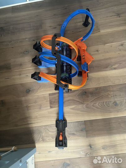 Hot wheels винтовое столкновение