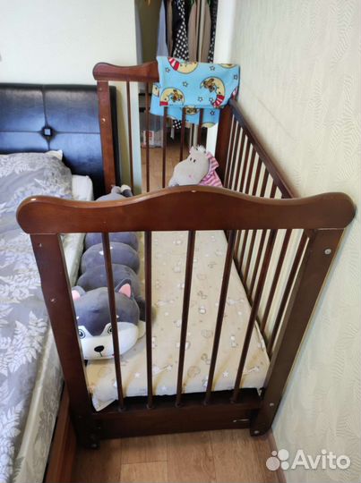 Детская кроватка с маятником и ящиком