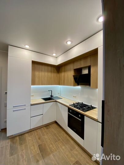 Угловая кухня на заказ. Фабрика в Омске