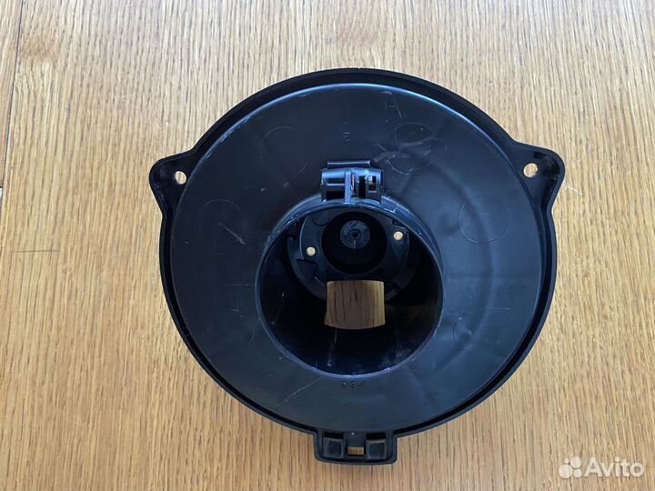 Крышка мотора отопителя печкиToyota celica 230-231