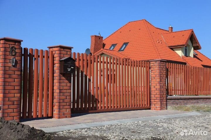 Металлический забор из евроштакетника