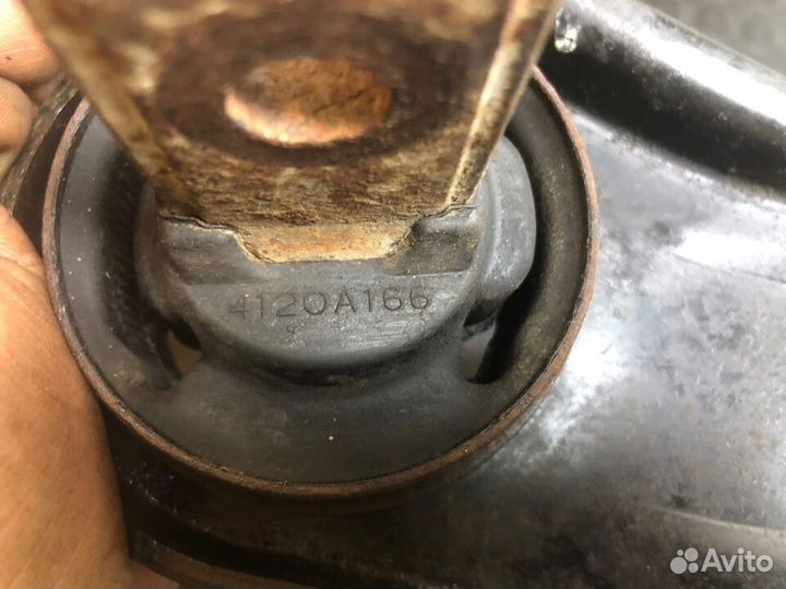 Кулак задний Mitsubishi Outlander 3 правый