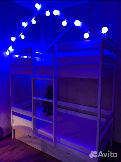 Двухъярусная кровать домик