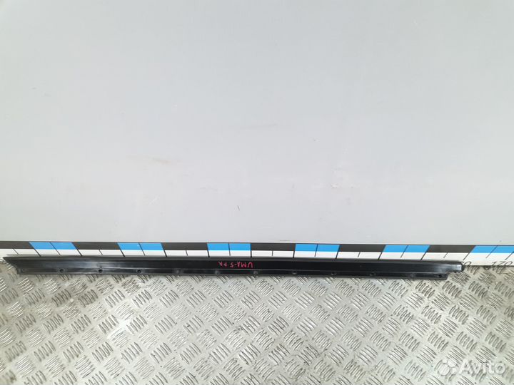 Б/У Уплотнитель двери передний правой нижний MB