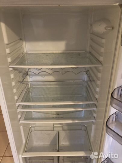 Холодильник Hotpoint-Ariston
