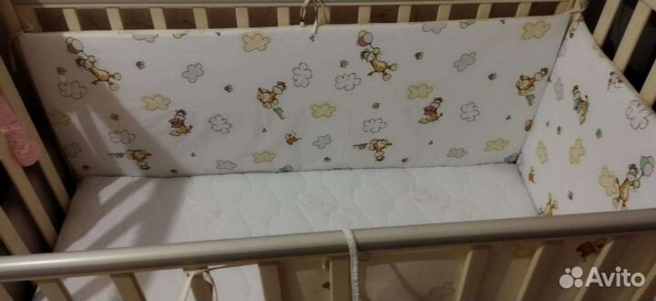 Детская кроватка с продольным маятником и ящиком