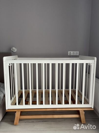 Детская кроватка с маятником новая