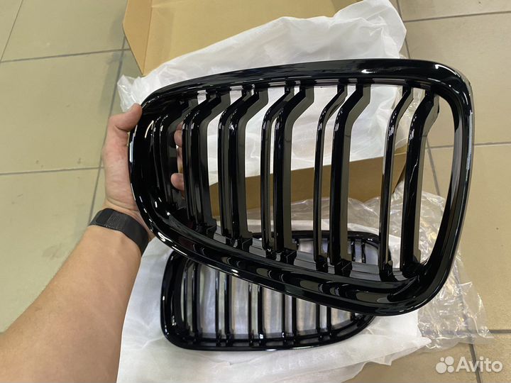 Решетка радиатора BMW E90 черный глянец
