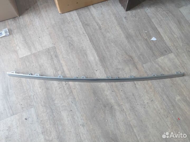 Молдинг передней решетки бампера vw Passat b7