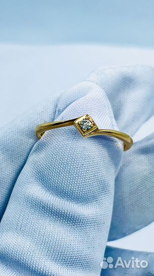 Кольцо с природным камнем Золото