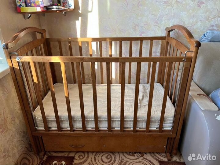 Детская кроватка с маятником и ящиком