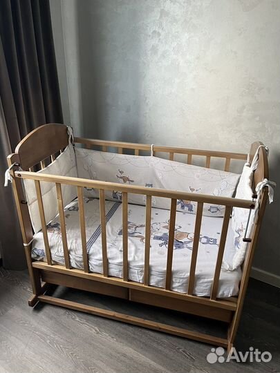 Кроватка детская на колесиках с маятником