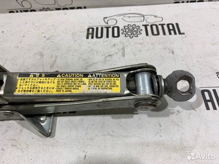 Домкрат Toyota Corolla 150 1ZR 2008