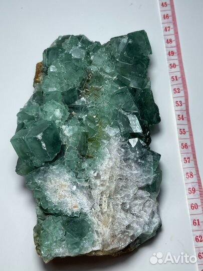 Флюорит кристаллы на породе