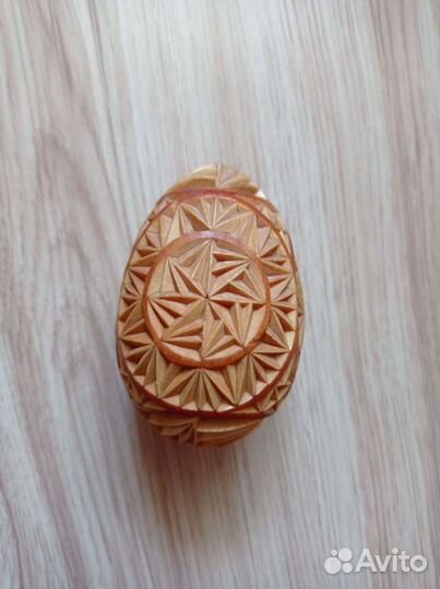 Деревянное резное яйцо