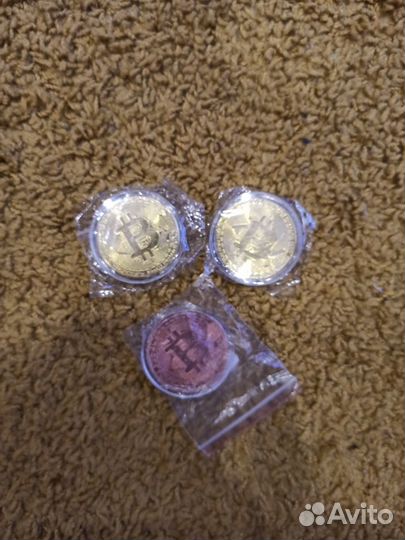 Сувенирная монета биткоин