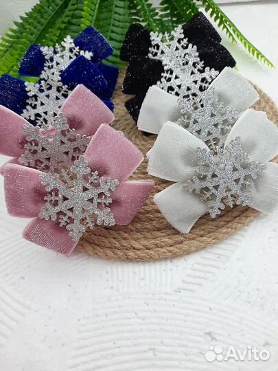 Бархатные бантики со снежинкой