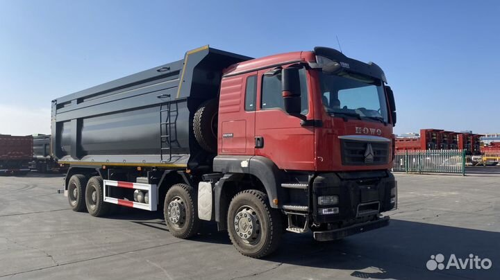 Водитель самосвала